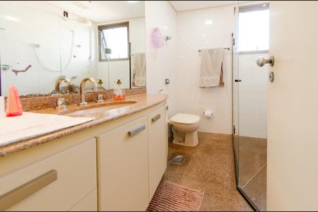 Apartamento à venda com 175m², 4 quartos e 3 vagas Apartamento à venda com 175m², 4 quartos e 3 vagasBanheiro Social