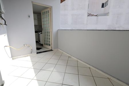 Casa à venda com 300m², 4 quartos e 5 vagas Casa à venda com 300m², 4 quartos e 5 vagasVaranda