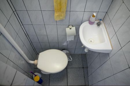 Casa à venda com 60m², 2 quartos e 2 vagas Casa à venda com 60m², 2 quartos e 2 vagasBanheiro de Serviço