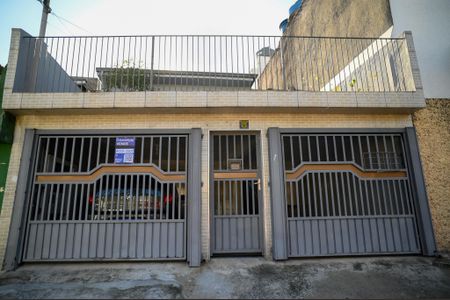 Casa à venda com 60m², 2 quartos e 2 vagas Casa à venda com 60m², 2 quartos e 2 vagasFachada