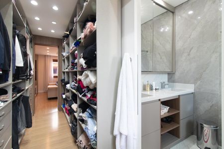 Casa de condomínio à venda com 220m², 3 quartos e 3 vagas Casa de condomínio à venda com 220m², 3 quartos e 3 vagasCloset