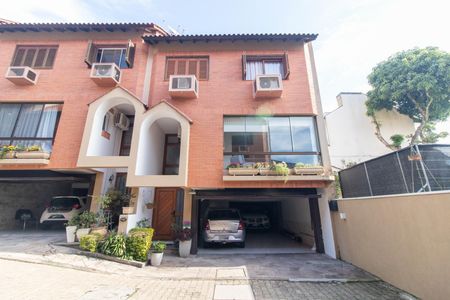 Casa de condomínio à venda com 220m², 3 quartos e 3 vagas Casa de condomínio à venda com 220m², 3 quartos e 3 vagasFachada