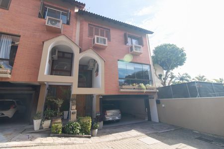 Casa de condomínio à venda com 220m², 3 quartos e 3 vagas Casa de condomínio à venda com 220m², 3 quartos e 3 vagasFachada