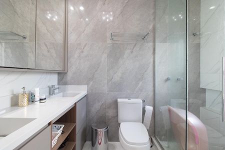 Casa de condomínio à venda com 220m², 3 quartos e 3 vagas Casa de condomínio à venda com 220m², 3 quartos e 3 vagasBanheiro da Suíte