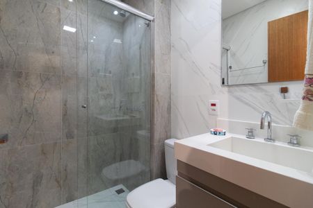 Casa de condomínio à venda com 220m², 3 quartos e 3 vagas Casa de condomínio à venda com 220m², 3 quartos e 3 vagasBanheiro Social 2