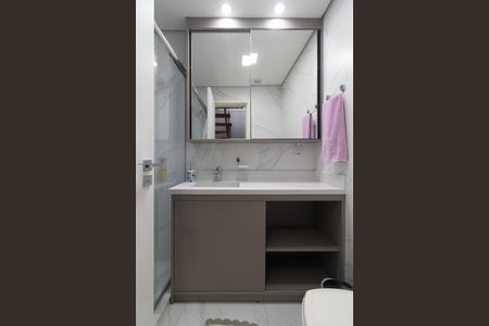 Casa de condomínio à venda com 220m², 3 quartos e 3 vagas Casa de condomínio à venda com 220m², 3 quartos e 3 vagasBanheiro Social 1