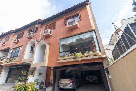 Casa de condomínio à venda com 220m², 3 quartos e 3 vagas Casa de condomínio à venda com 220m², 3 quartos e 3 vagasFachada