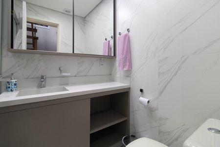 Casa de condomínio à venda com 220m², 3 quartos e 3 vagas Casa de condomínio à venda com 220m², 3 quartos e 3 vagasBanheiro Social 1