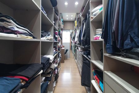 Casa de condomínio à venda com 220m², 3 quartos e 3 vagas Casa de condomínio à venda com 220m², 3 quartos e 3 vagasCloset