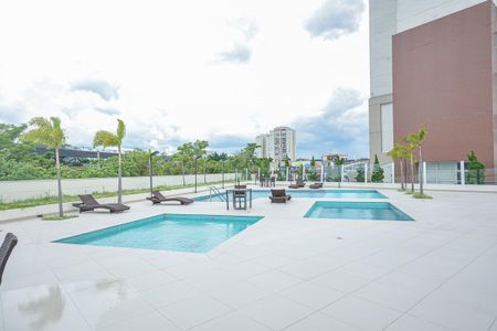 Apartamento para alugar com 266m², 4 quartos e 4 vagas Apartamento para alugar com 266m², 4 quartos e 4 vagasÁrea comum - Piscina