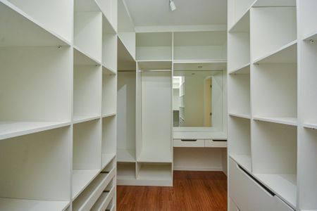 Apartamento para alugar com 266m², 4 quartos e 4 vagas Apartamento para alugar com 266m², 4 quartos e 4 vagasCloset da suíte