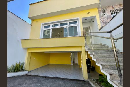 Casa à venda com 380m², 4 quartos e 4 vagas Casa à venda com 380m², 4 quartos e 4 vagasFachada