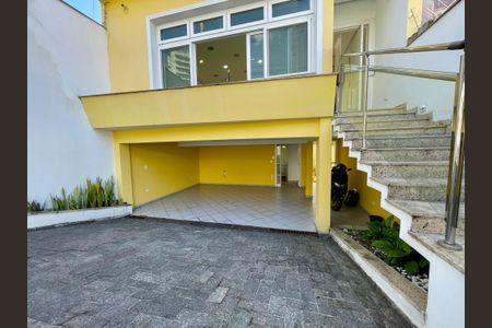 Casa à venda com 380m², 4 quartos e 4 vagas Casa à venda com 380m², 4 quartos e 4 vagasGaragem
