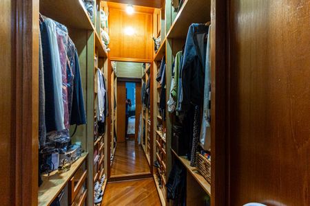 Apartamento à venda com 141m², 3 quartos e 1 vaga Apartamento à venda com 141m², 3 quartos e 1 vagaCloset da Suíte