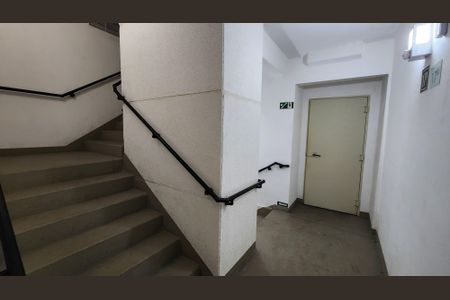 Apartamento para alugar com 69m², 2 quartos e 1 vaga Apartamento para alugar com 69m², 2 quartos e 1 vagaEscada