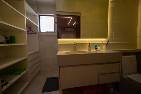 Apartamento à venda com 240m², 2 quartos e 2 vagas Apartamento à venda com 240m², 2 quartos e 2 vagasBanheiro da Suíte 1