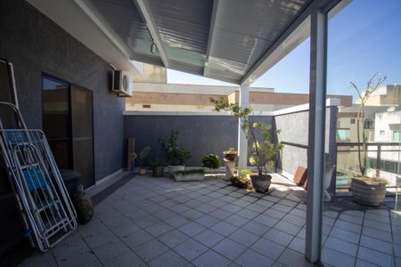 Apartamento à venda com 240m², 2 quartos e 2 vagas Apartamento à venda com 240m², 2 quartos e 2 vagasCozinha e Área de Serviço