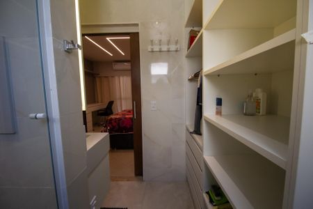 Apartamento à venda com 240m², 2 quartos e 2 vagas Apartamento à venda com 240m², 2 quartos e 2 vagasBanheiro da Suíte 1