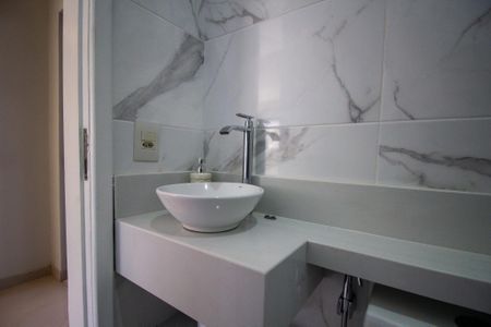 Apartamento à venda com 240m², 2 quartos e 2 vagas Apartamento à venda com 240m², 2 quartos e 2 vagasBanheiro da Suíte 2