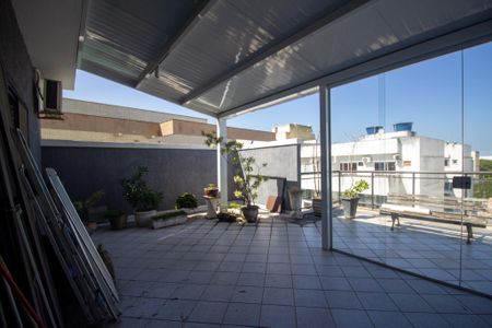 Apartamento à venda com 240m², 2 quartos e 2 vagas Apartamento à venda com 240m², 2 quartos e 2 vagasCozinha e Área de Serviço