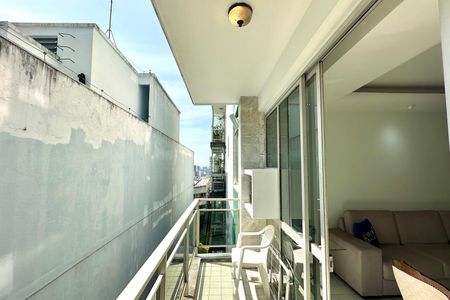 Apartamento à venda com 140m², 4 quartos e 2 vagas Apartamento à venda com 140m², 4 quartos e 2 vagasVaranda