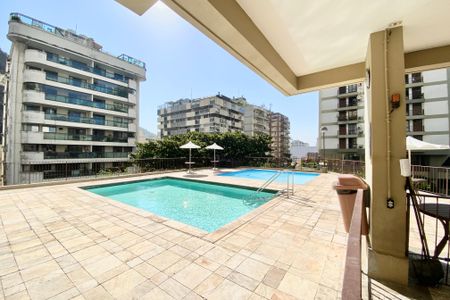 Apartamento à venda com 160m², 3 quartos e 2 vagas Apartamento à venda com 160m², 3 quartos e 2 vagasÁrea comum piscina
