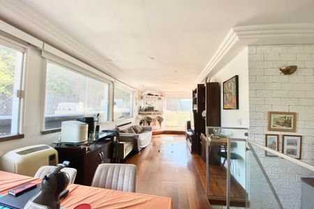 Apartamento à venda com 160m², 3 quartos e 2 vagas Apartamento à venda com 160m², 3 quartos e 2 vagasSegundo andar-sala