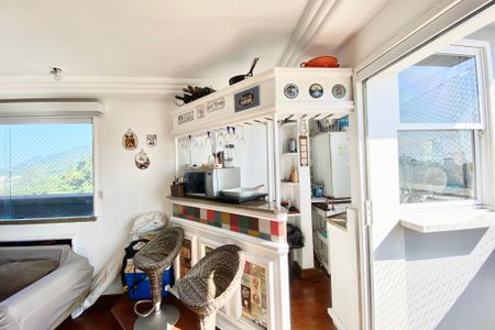 Apartamento à venda com 160m², 3 quartos e 2 vagas Apartamento à venda com 160m², 3 quartos e 2 vagasSegundo andar-cozinha