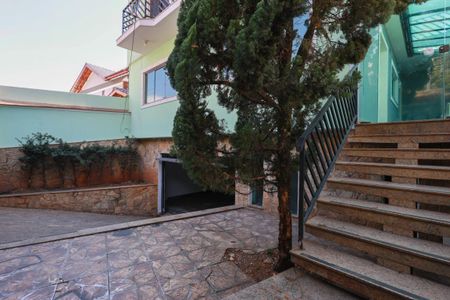 Casa à venda com 200m², 3 quartos e 5 vagas Casa à venda com 200m², 3 quartos e 5 vagasQuintal