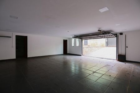 Casa à venda com 200m², 3 quartos e 5 vagas Casa à venda com 200m², 3 quartos e 5 vagasGaragem