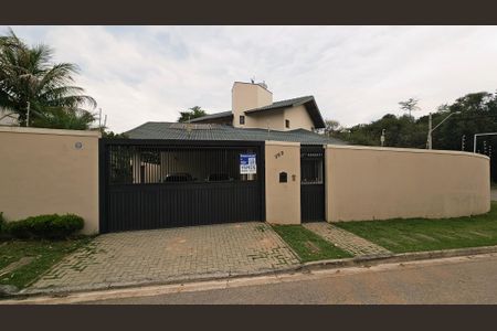 Casa à venda com 273m², 3 quartos e 3 vagas Casa à venda com 273m², 3 quartos e 3 vagasFachada