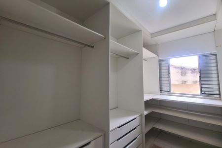 Casa à venda com 96m², 3 quartos e 2 vagas Casa à venda com 96m², 3 quartos e 2 vagasCloset