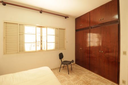 Casa à venda com 302m², 4 quartos e 3 vagas Casa à venda com 302m², 4 quartos e 3 vagasQuarto 3