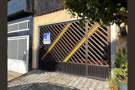 Casa à venda com 160m², 3 quartos e 2 vagas Casa à venda com 160m², 3 quartos e 2 vagasFachada