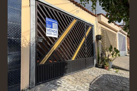 Casa à venda com 160m², 3 quartos e 2 vagas Casa à venda com 160m², 3 quartos e 2 vagasFachada