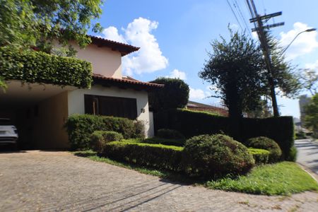 Casa para alugar com 540m², 4 quartos e 6 vagas Casa para alugar com 540m², 4 quartos e 6 vagasFachada