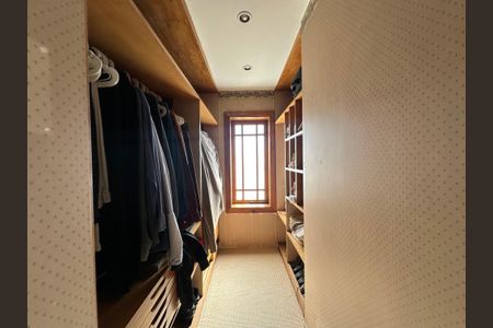 Casa para alugar com 540m², 4 quartos e 6 vagas Casa para alugar com 540m², 4 quartos e 6 vagasCloset da suíte 2