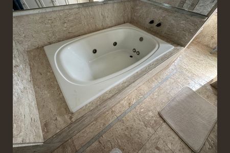 Casa para alugar com 540m², 4 quartos e 6 vagas Casa para alugar com 540m², 4 quartos e 6 vagasBanheiro da Suíte 2