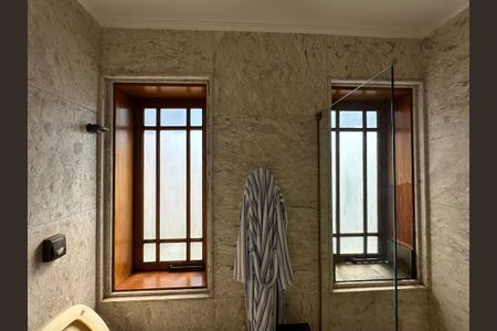 Casa para alugar com 540m², 4 quartos e 6 vagas Casa para alugar com 540m², 4 quartos e 6 vagasBanheiro da Suíte 2