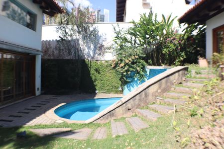 Casa para alugar com 540m², 4 quartos e 6 vagas Casa para alugar com 540m², 4 quartos e 6 vagasQuintal