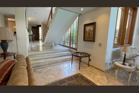 Casa para alugar com 540m², 4 quartos e 6 vagas Casa para alugar com 540m², 4 quartos e 6 vagasEscada