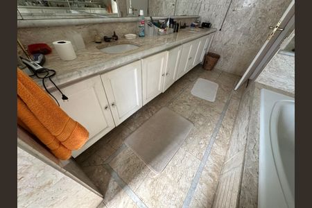 Casa para alugar com 540m², 4 quartos e 6 vagas Casa para alugar com 540m², 4 quartos e 6 vagasBanheiro da Suíte 2