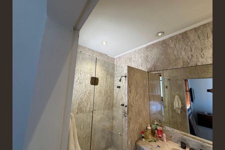 Casa para alugar com 540m², 4 quartos e 6 vagas Casa para alugar com 540m², 4 quartos e 6 vagasBanheiro da Suíte 1