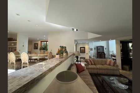 Casa para alugar com 540m², 4 quartos e 6 vagas Casa para alugar com 540m², 4 quartos e 6 vagasSala