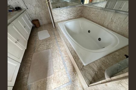 Casa para alugar com 540m², 4 quartos e 6 vagas Casa para alugar com 540m², 4 quartos e 6 vagasBanheiro da Suíte 2