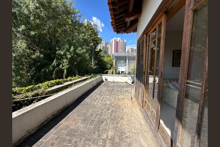 Casa para alugar com 540m², 4 quartos e 6 vagas Casa para alugar com 540m², 4 quartos e 6 vagasÁrea Externa