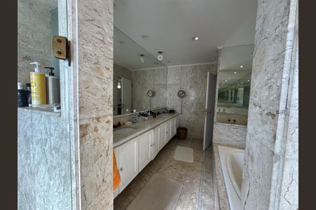 Casa para alugar com 540m², 4 quartos e 6 vagas Casa para alugar com 540m², 4 quartos e 6 vagasBanheiro da Suíte 2