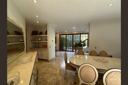 Casa para alugar com 540m², 4 quartos e 6 vagas Casa para alugar com 540m², 4 quartos e 6 vagasSala