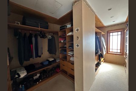 Casa para alugar com 540m², 4 quartos e 6 vagas Casa para alugar com 540m², 4 quartos e 6 vagasCloset da suíte 2