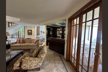 Casa para alugar com 540m², 4 quartos e 6 vagas Casa para alugar com 540m², 4 quartos e 6 vagasSala